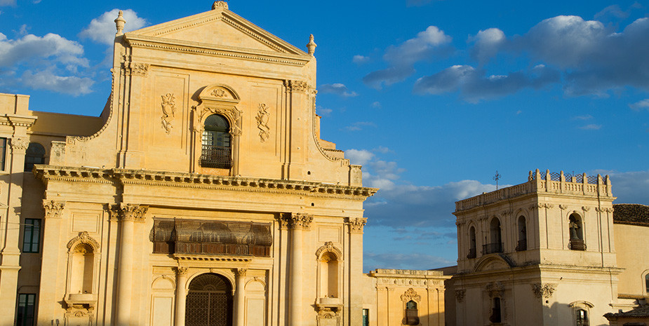 Il prospetto austero e imponente della Basilica San Salvatore