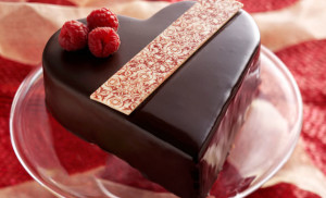 Torta-al-cioccolato-con-glassa-a-forma-di-cuore-per-San-Valentino